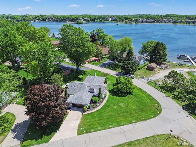 3124 Saint Jude Drive, Waterford, MI 48329