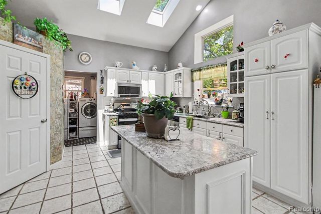 3124 Saint Jude Drive, Waterford, MI 48329