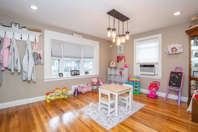 5 Charles St, Peabody, MA 01960