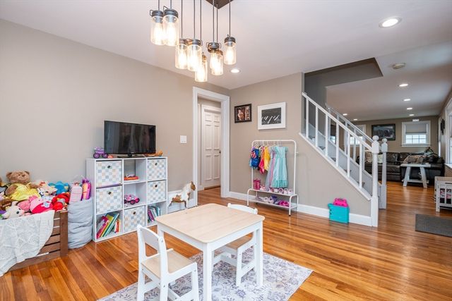 5 Charles St, Peabody, MA 01960