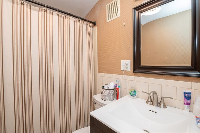 5 Charles St, Peabody, MA 01960