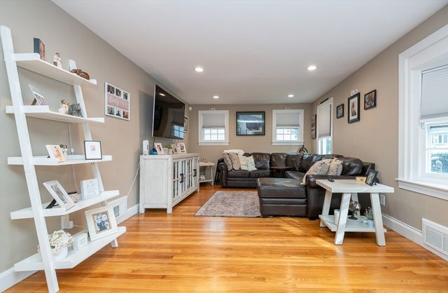 5 Charles St, Peabody, MA 01960