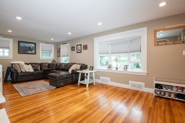 5 Charles St, Peabody, MA 01960