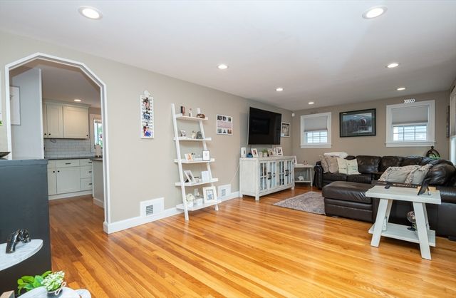 5 Charles St, Peabody, MA 01960