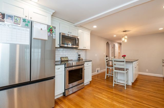 5 Charles St, Peabody, MA 01960