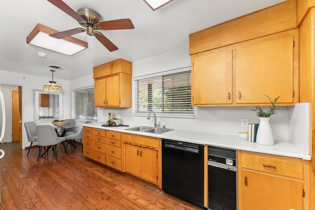 1258 Ridgeway Dr, Sacramento, CA 95822