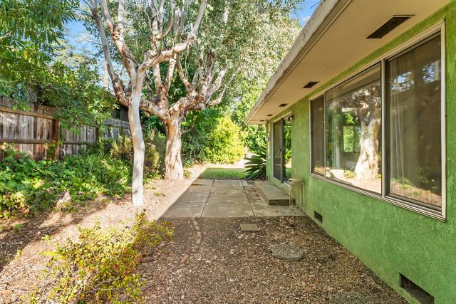 1258 Ridgeway Dr, Sacramento, CA 95822
