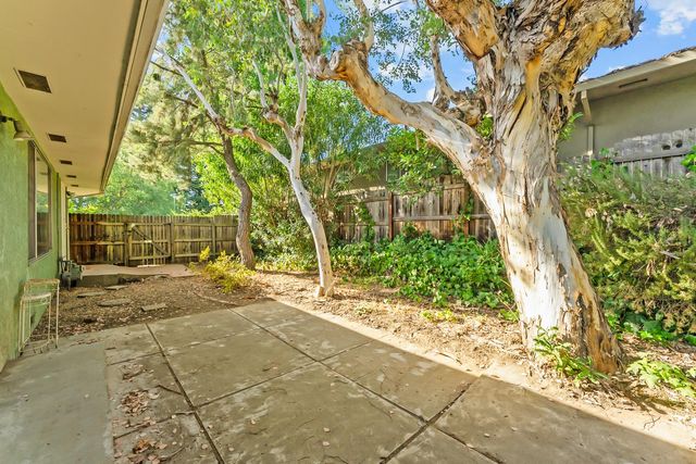 1258 Ridgeway Dr, Sacramento, CA 95822
