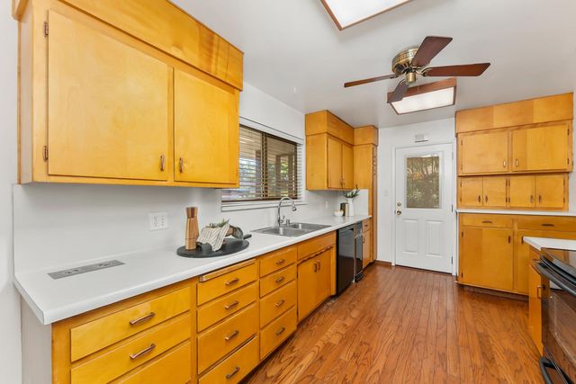 1258 Ridgeway Dr, Sacramento, CA 95822