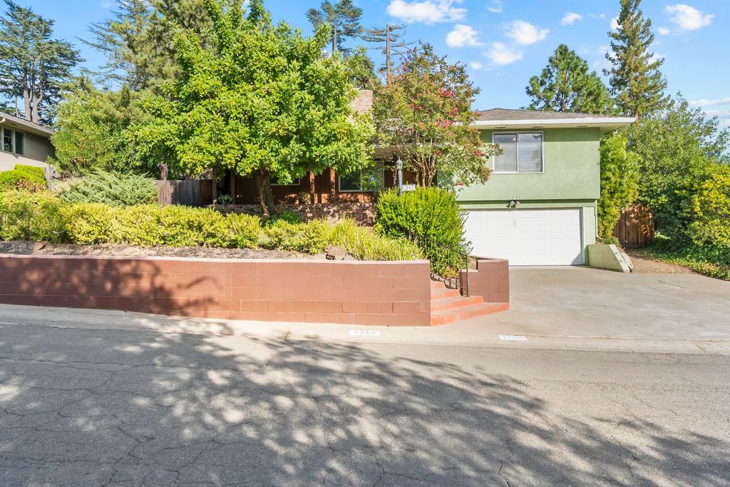 1258 Ridgeway Dr, Sacramento, CA 95822