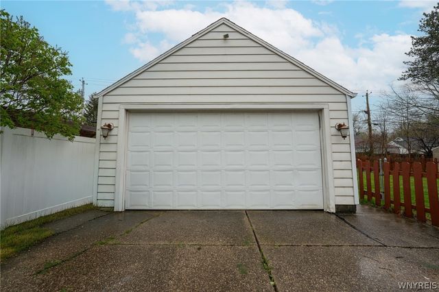 242 Creekside Drive, Tonawanda, NY 14150