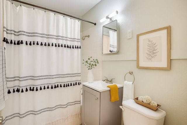 2801 E Harry St, Wichita, KS 67211