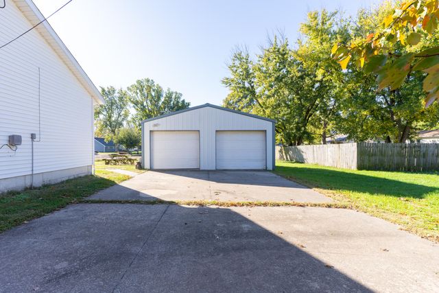 320 VINCENT TERR, Moberly, MO 65270