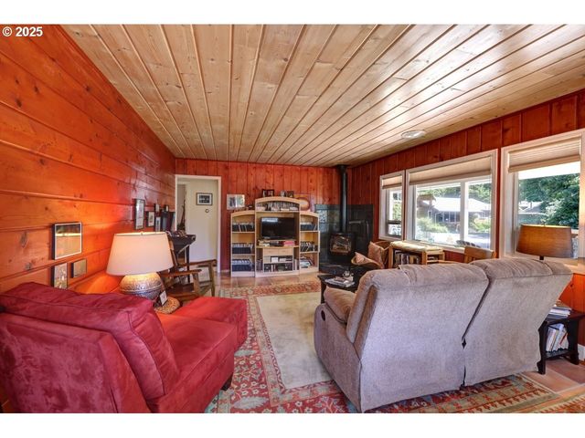 296 E JACKSON St, Cannon Beach, OR 97110