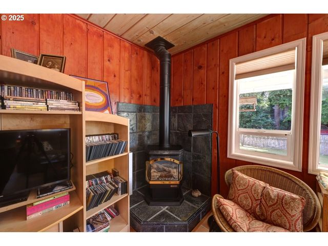 296 E JACKSON St, Cannon Beach, OR 97110