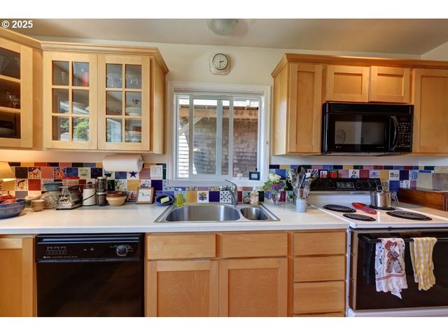 296 E JACKSON St, Cannon Beach, OR 97110