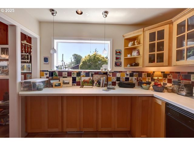 296 E JACKSON St, Cannon Beach, OR 97110