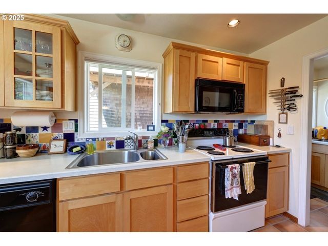 296 E JACKSON St, Cannon Beach, OR 97110