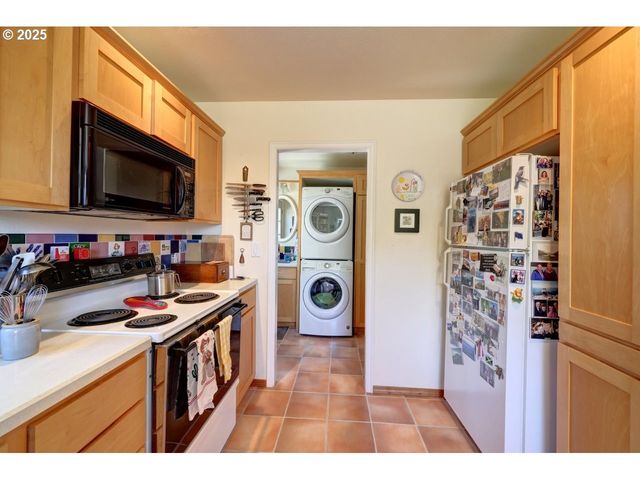 296 E JACKSON St, Cannon Beach, OR 97110