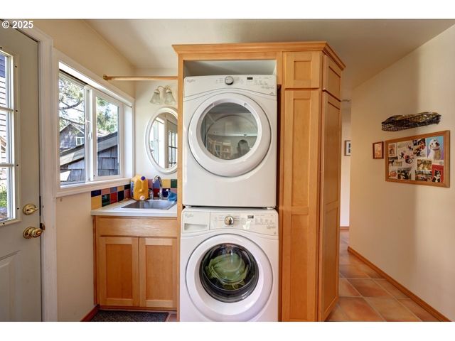 296 E JACKSON St, Cannon Beach, OR 97110