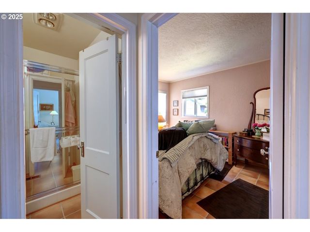 296 E JACKSON St, Cannon Beach, OR 97110