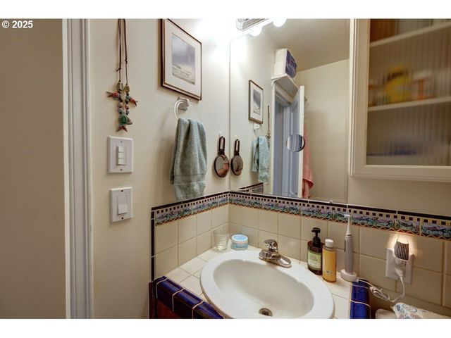 296 E JACKSON St, Cannon Beach, OR 97110