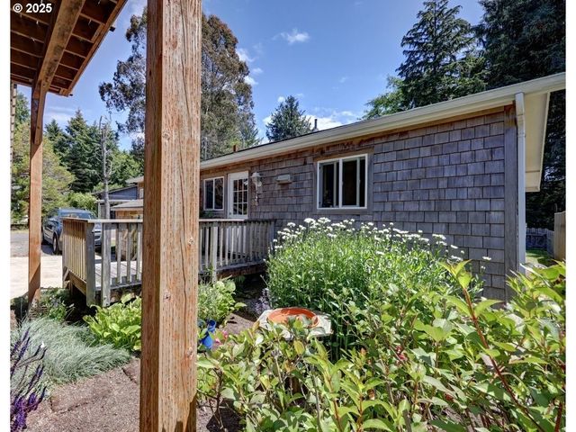 296 E JACKSON St, Cannon Beach, OR 97110