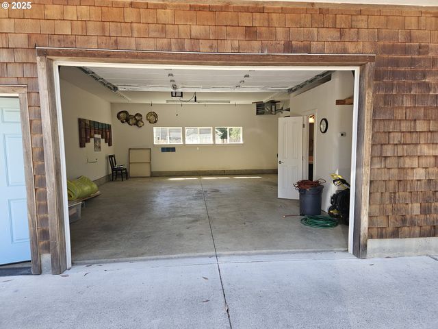 296 E JACKSON St, Cannon Beach, OR 97110