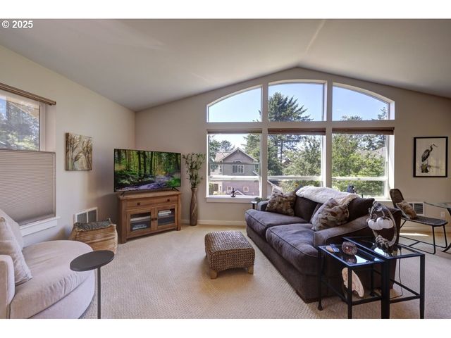 296 E JACKSON St, Cannon Beach, OR 97110