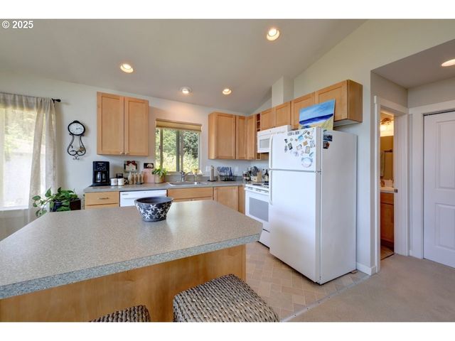 296 E JACKSON St, Cannon Beach, OR 97110