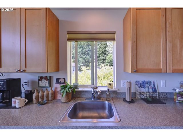 296 E JACKSON St, Cannon Beach, OR 97110