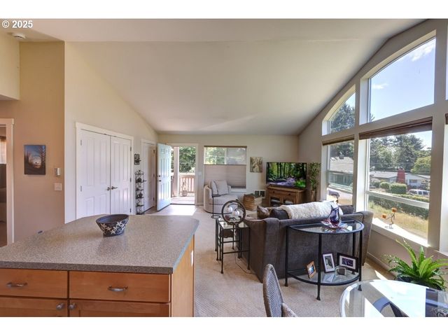 296 E JACKSON St, Cannon Beach, OR 97110