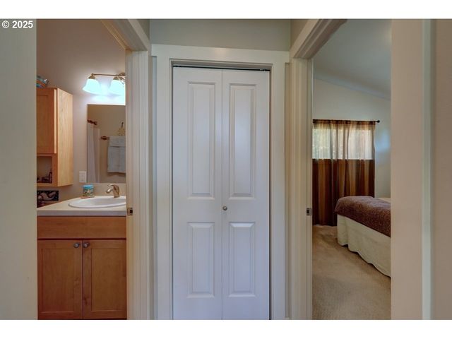 296 E JACKSON St, Cannon Beach, OR 97110