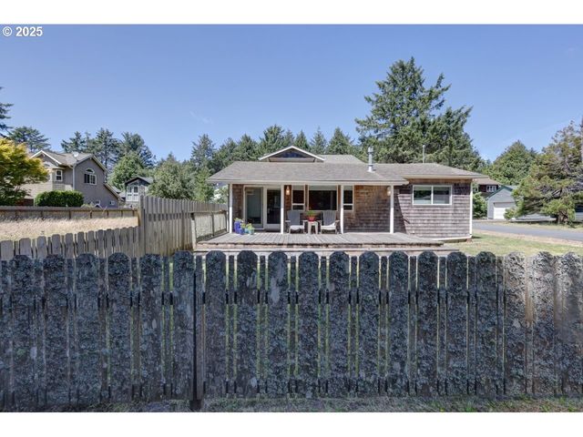 296 E JACKSON St, Cannon Beach, OR 97110