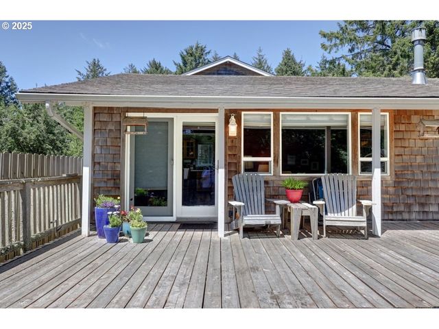 296 E JACKSON St, Cannon Beach, OR 97110