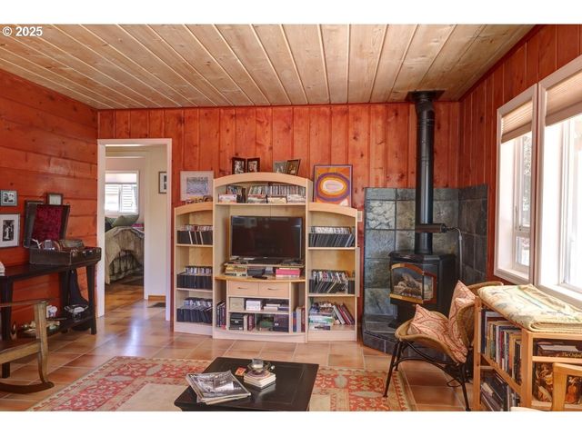 296 E JACKSON St, Cannon Beach, OR 97110