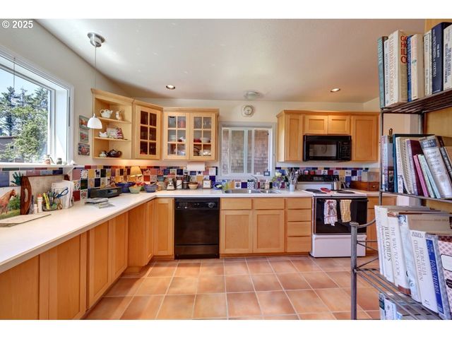 296 E JACKSON St, Cannon Beach, OR 97110