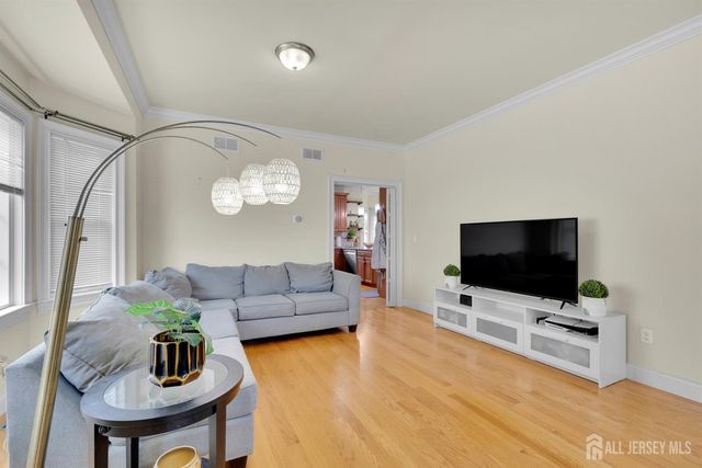 11 Goodrich Street, Iselin, NJ 08830
