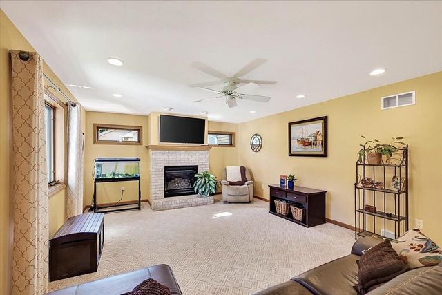 827 Ridge View Lane, Oregon, WI 53575