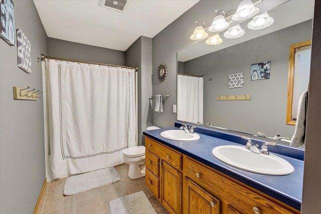 827 Ridge View Lane, Oregon, WI 53575