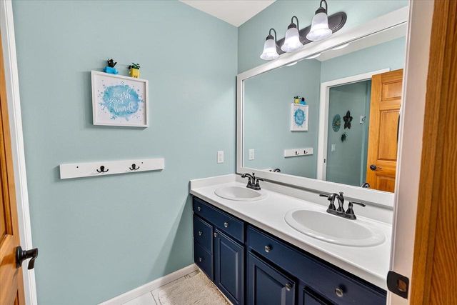 827 Ridge View Lane, Oregon, WI 53575