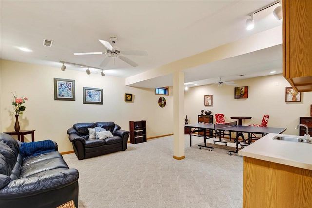 827 Ridge View Lane, Oregon, WI 53575