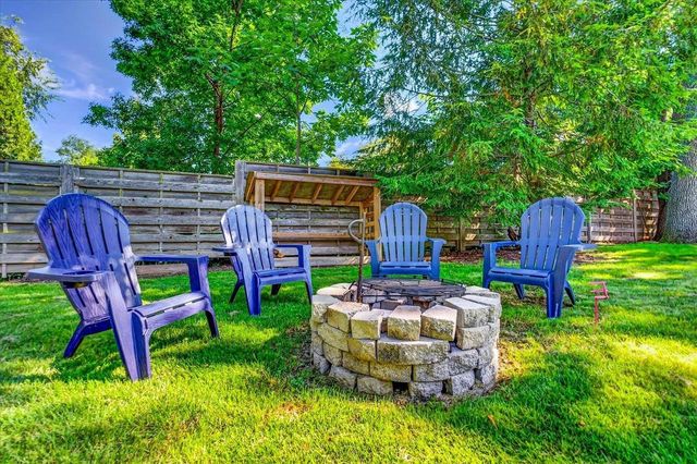 827 Ridge View Lane, Oregon, WI 53575