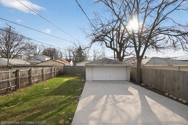 23044 Harding Avenue, Hazel Park, MI 48030