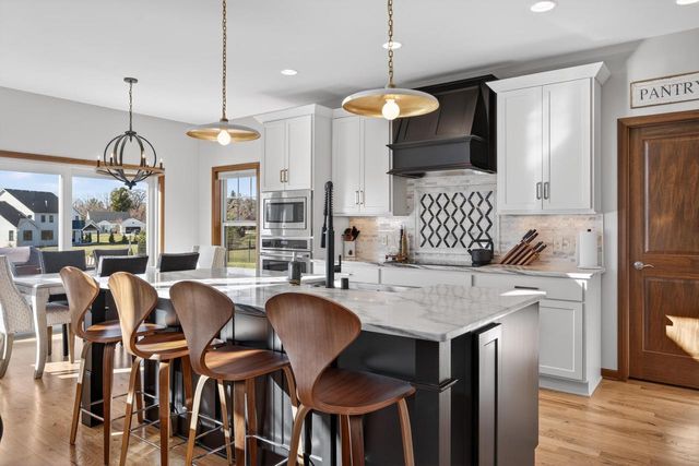 W79N417 Ridgeway LANE, Cedarburg, WI 53012