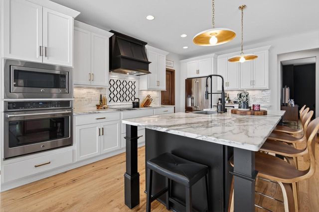 W79N417 Ridgeway LANE, Cedarburg, WI 53012