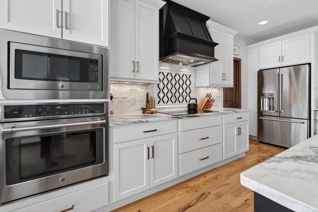 W79N417 Ridgeway LANE, Cedarburg, WI 53012