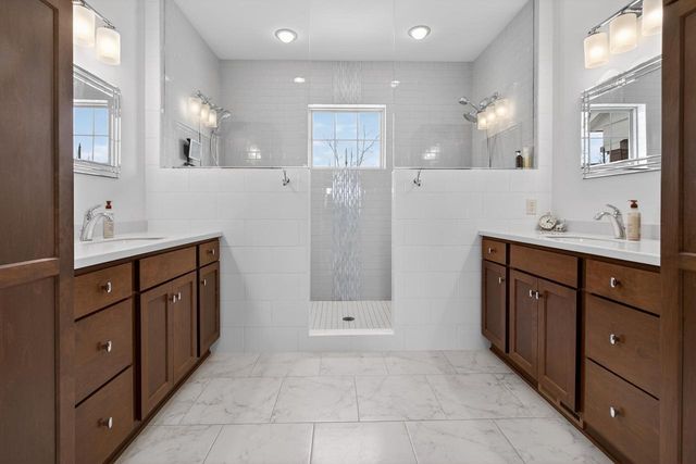 W79N417 Ridgeway LANE, Cedarburg, WI 53012