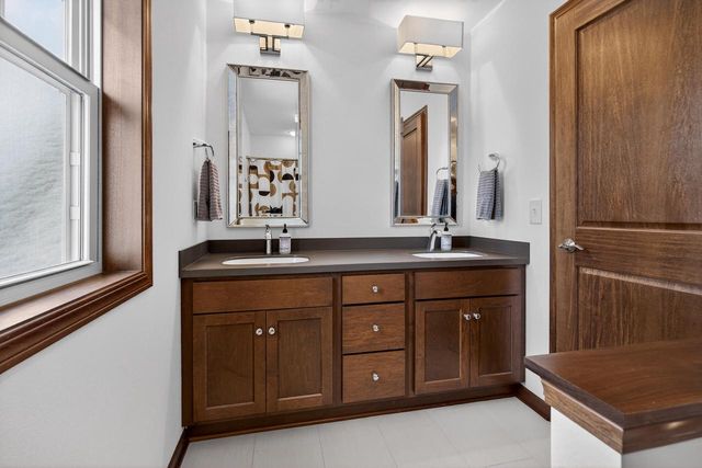 W79N417 Ridgeway LANE, Cedarburg, WI 53012