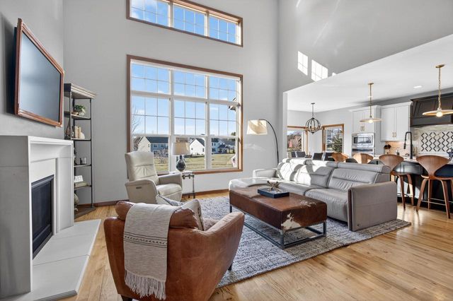 W79N417 Ridgeway LANE, Cedarburg, WI 53012